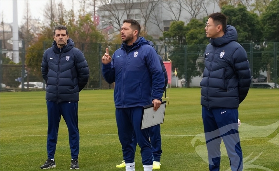 包含集结日葡超传出新动向，上海海港迎来里程碑，管理层表态——压力陡增，控场能力受关注的词条